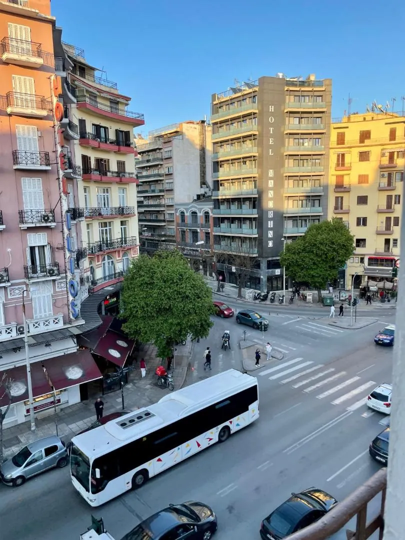 Στο κέντρο, με τα πόδια παντού